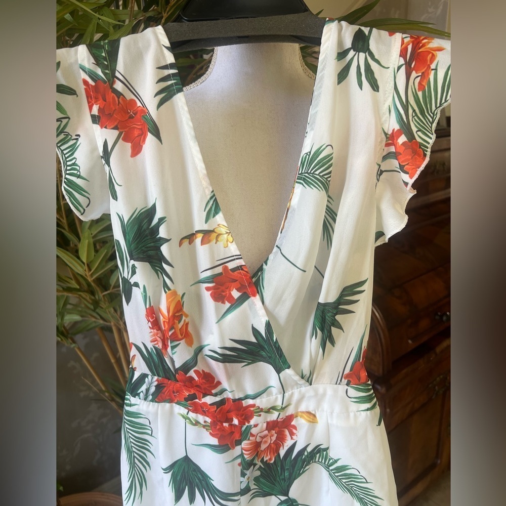Prettylittlething ladies jumpsuit size 2 V-neck ties and zips in the back - Picture 8 of 11